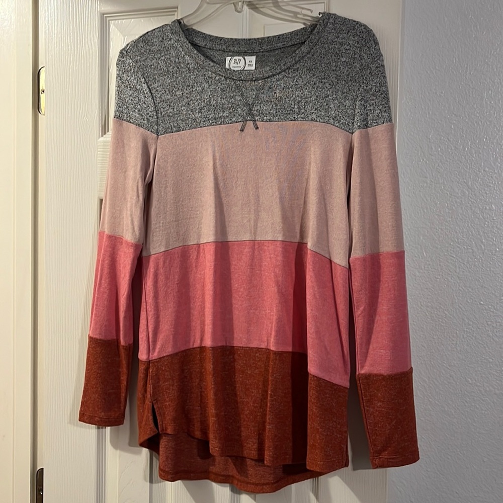 Maurice’s light weight sweater XS has some stretch to it like brand new.